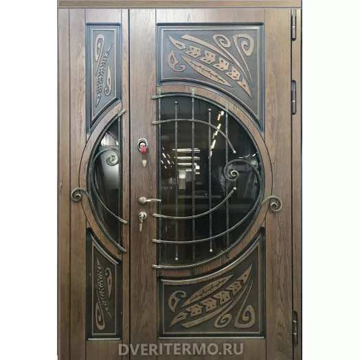 Уличная дверь термо Урал с окном и ковкой для коттеджа